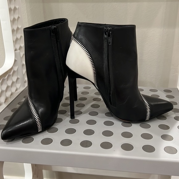 SAINT LAURENT Paris Bottine Zipper-Trim Ankle Boot - Picture 3 of 7